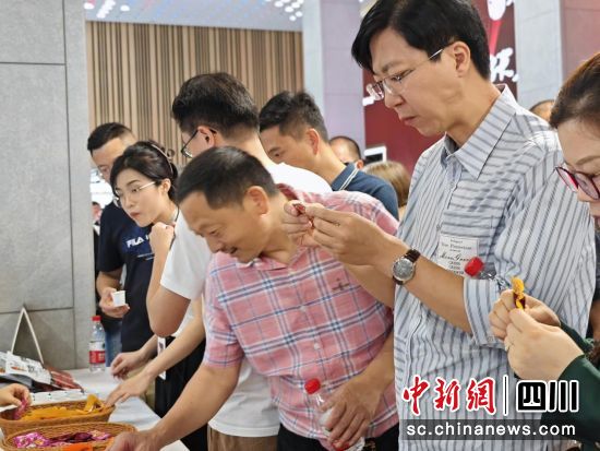  新品發(fā)布會群眾試吃。(活動主辦方 供圖)