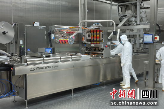 張飛牛肉生產(chǎn)車間。(活動主辦方 供圖)