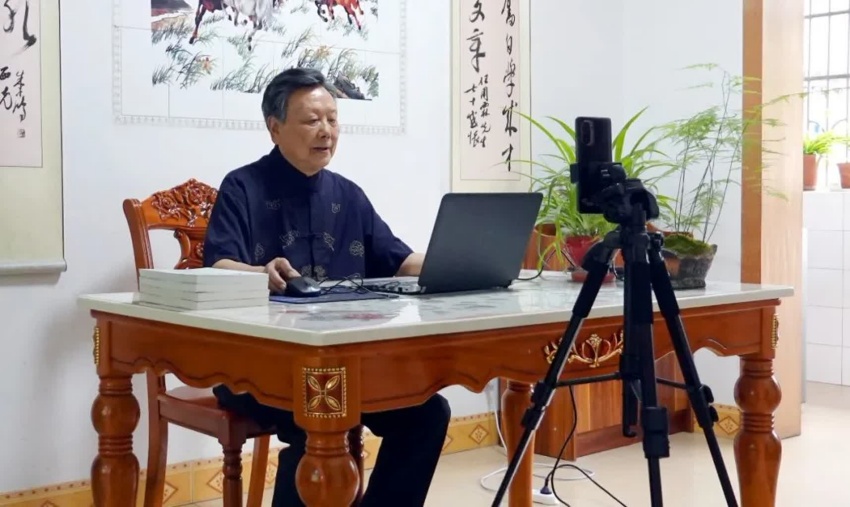 4.任用霖自學(xué)直播，用新技術(shù)創(chuàng)新國學(xué)傳承。西充縣煙草專賣局供圖