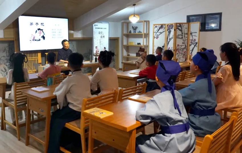 2.任用霖給孩子們上國學(xué)課。西充縣煙草專賣局供圖
