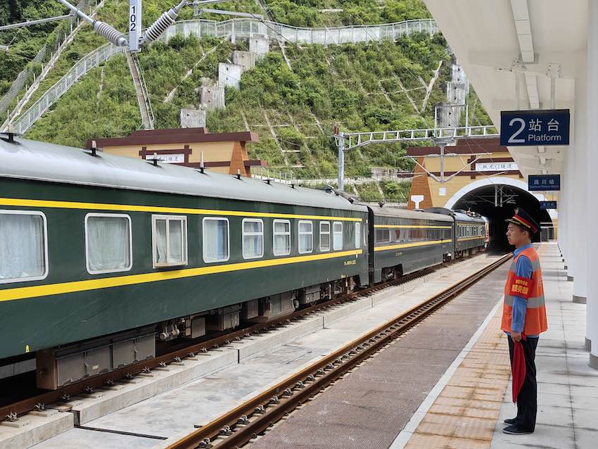 列車駛?cè)敫叽ㄕ?。成蘭公司供圖
