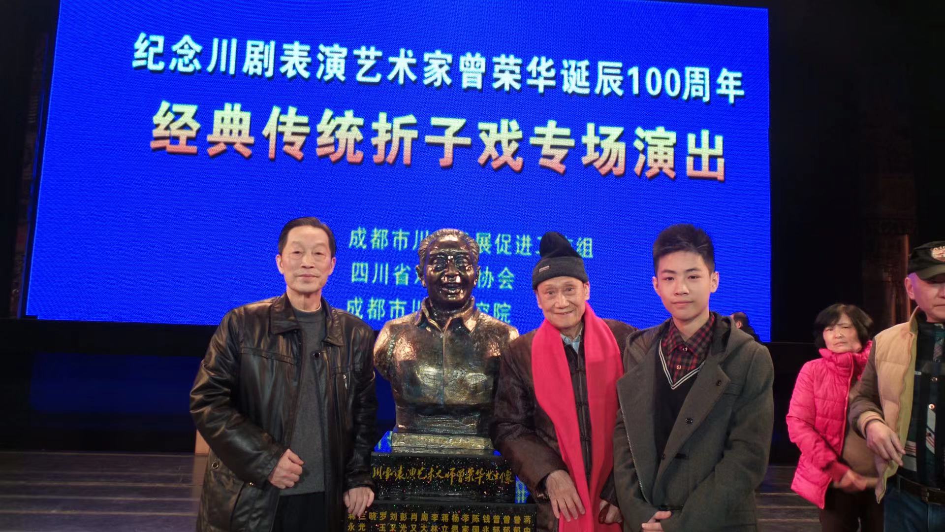 王裕仁與外公（左一）、師爺?shù)暮险?jpg