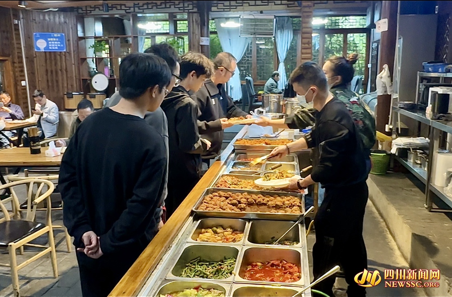 顧客正在排隊(duì)購餐_副本.jpg