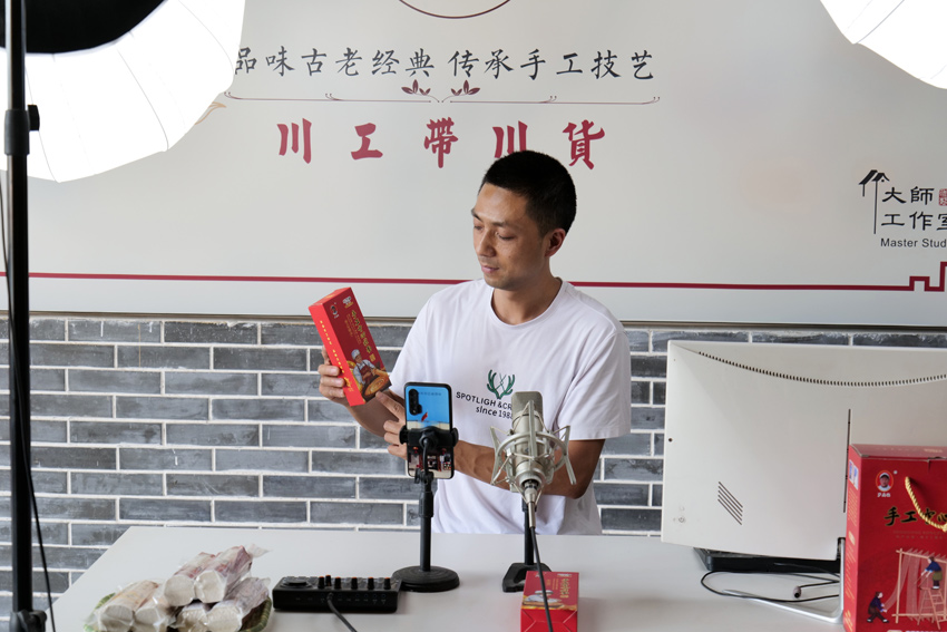 陳立亮直播帶貨中江掛面。中江縣委宣傳部供圖