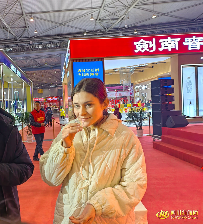 來(lái)自白俄羅斯的維多利亞女士品嘗白酒_副本.jpg