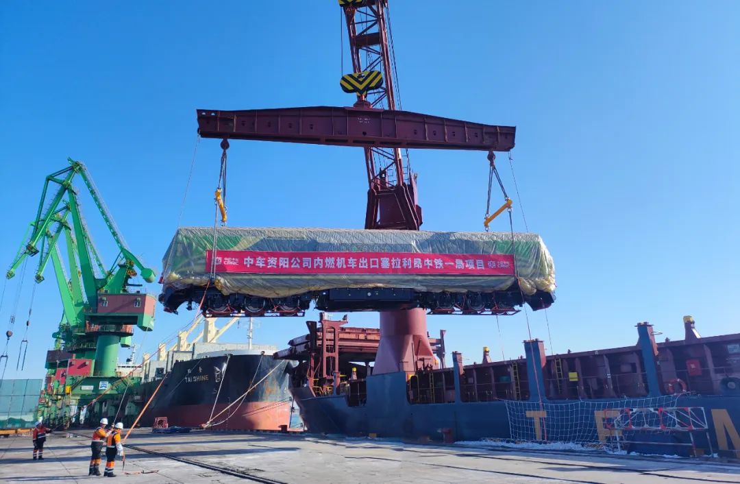內(nèi)燃機(jī)車(chē)發(fā)往非洲塞拉利昂.jpg